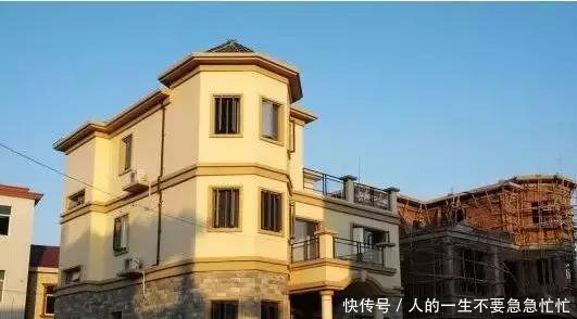 江西农村两兄妹，花百万在近千平的宅基地上建房，兄妹友爱人人赞