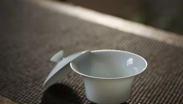  淡白■淡白盖碗 | 这款盖碗不烫手，轻盈易持握，且清丽端庄有颜值