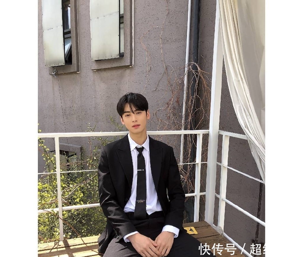 『死角』“脸蛋天才”车银优,金丝框眼镜配黑色西装,帅得360度无死角!