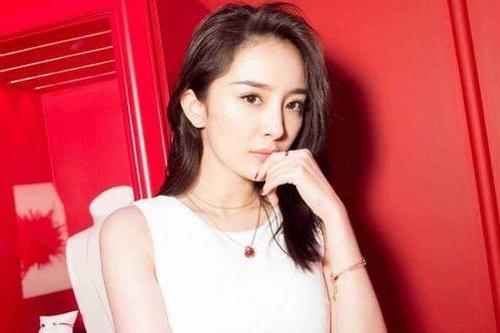 杨幂穿天价雨衣现身，手提两万价格包包，网友：富人的生活搞不懂