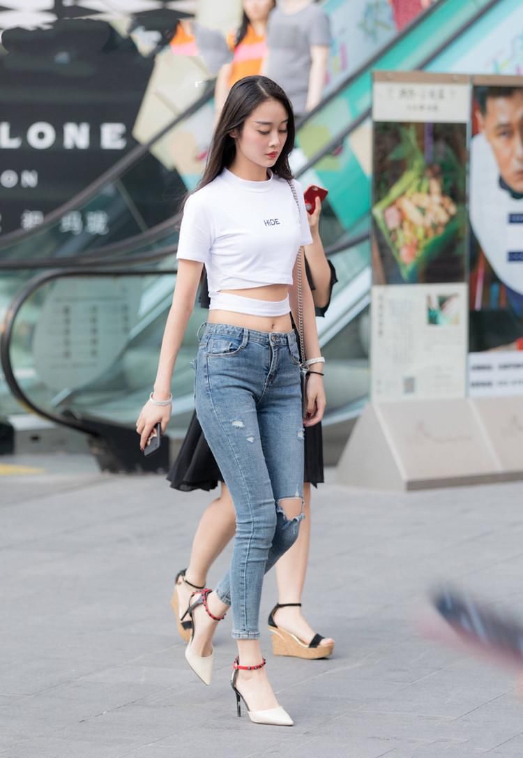 街拍:时髦性感的美女魅力十足，图四有双笔直的大长腿