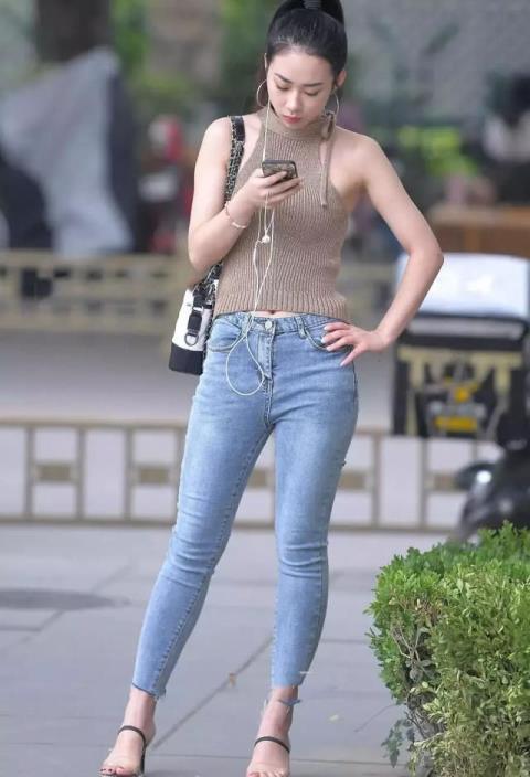 时尚街拍，这是逆天的身材有型有色，婀娜多姿尽显优雅感