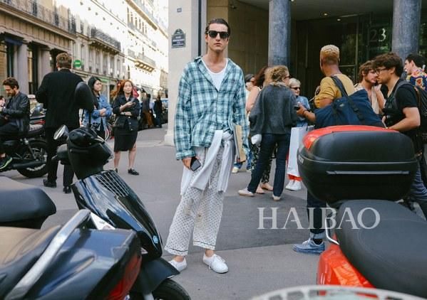 男生夏日扮酷指南！男装周型人秀场外街拍来示范：爱美不分性别，