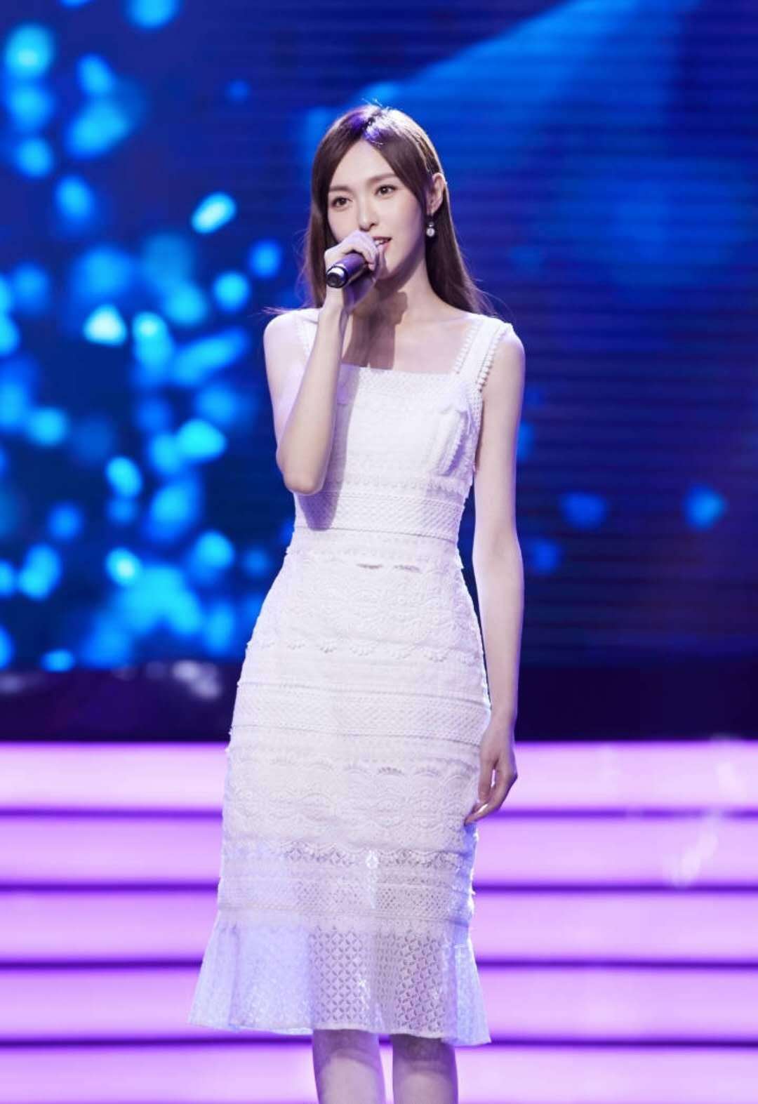 当94斤热巴撞衫86斤唐嫣，同穿白色连衣裙，丰满比干瘦美多了