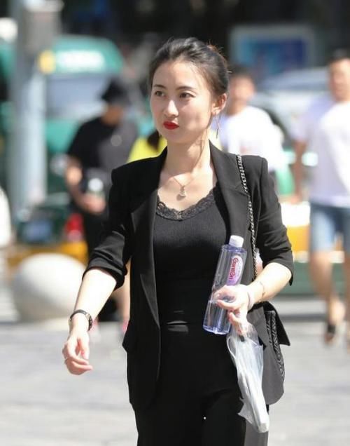  『粉色』街拍：面带笑容的美女，一条粉色连衣裙，时尚气质好身材