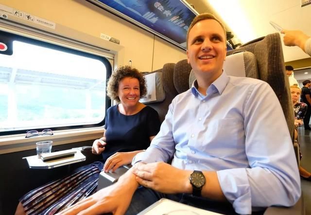 一大波外国友人登上高铁后，反应是……