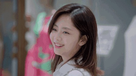 谭松韵首次征战时装周!看秀造型清纯大方,28岁了穿成18岁的模样