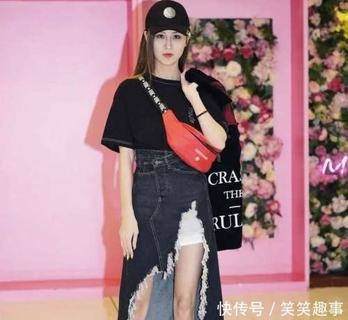  『百看不厌』街拍穿牛仔裙的女子，亭亭玉立的优美身材，让人百看不厌