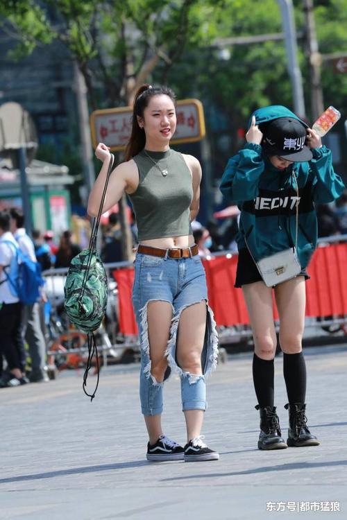 牛仔裤穿出了新高度, 网友: 还不如旁边的妹子