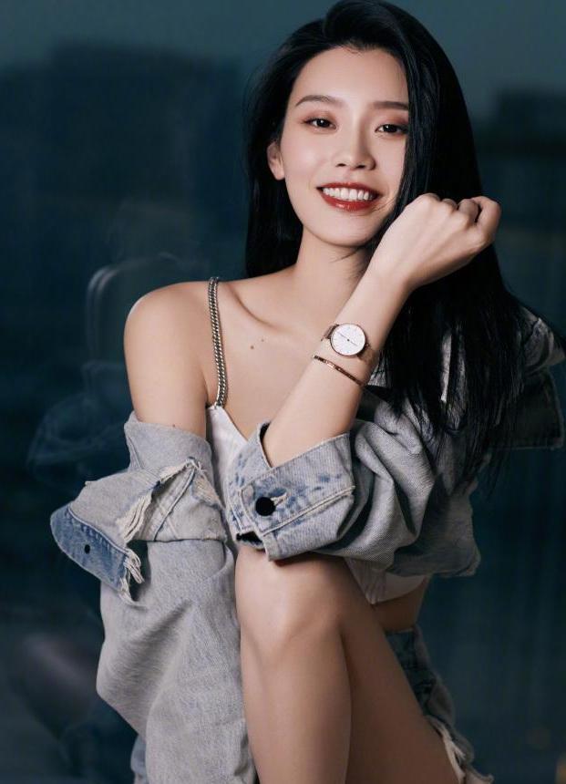 米兰达可儿和友人合影身材完美, 赤脚突显大长腿, 奚梦瑶178米高9