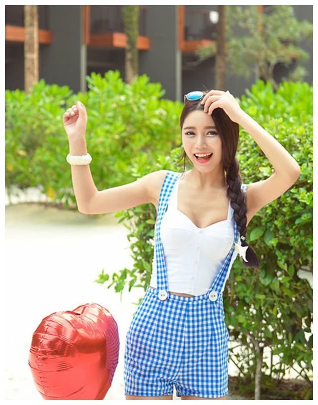 街拍：图1飘逸长裙，图2格子背带裤，图3胸部纹身撩人！