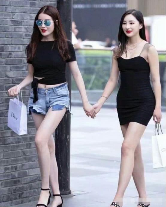 美丽的牛仔裤的简单穿搭，使美丽的小姐姐到哪都是焦点!