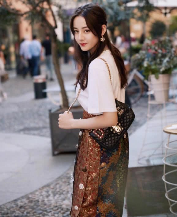 迪丽热巴下半身全是纽扣！瑰丽裙装竟然漂亮得让人过目难忘！