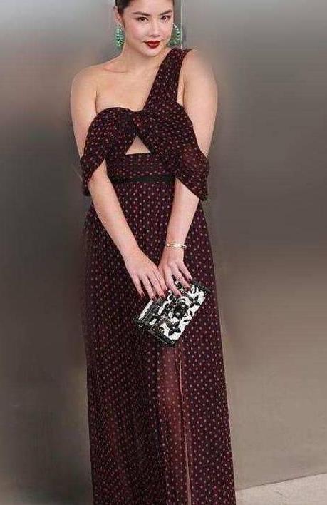 140斤乐基儿胆真大！只靠一个蝴蝶结挡住上半身，网友：真敢穿