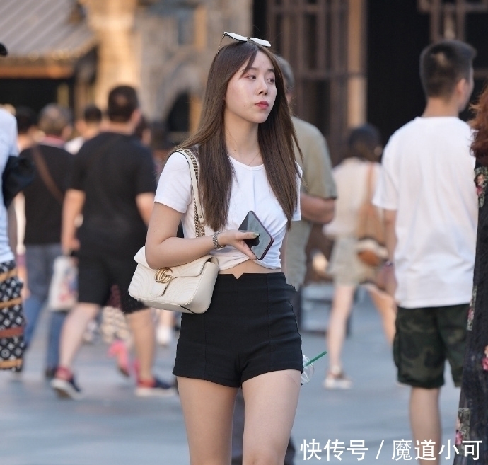 「让自己」爱美的年纪,时尚姑娘选择短裤装展现外在美