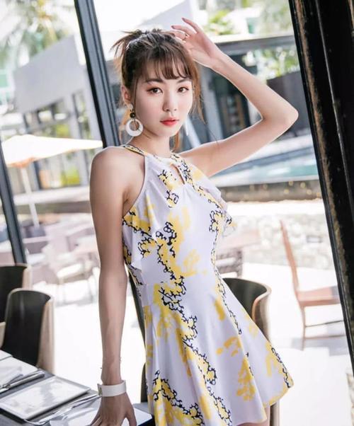 夏末！小姐姐身穿泳衣！展现出自己妩媚多姿的好身材！