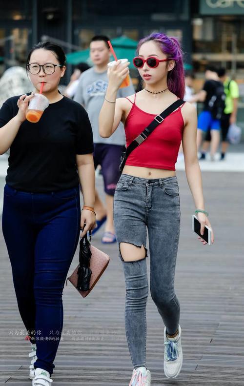 路人街拍，露背吊带小衫，把美背，蛮腰，长腿完美展现