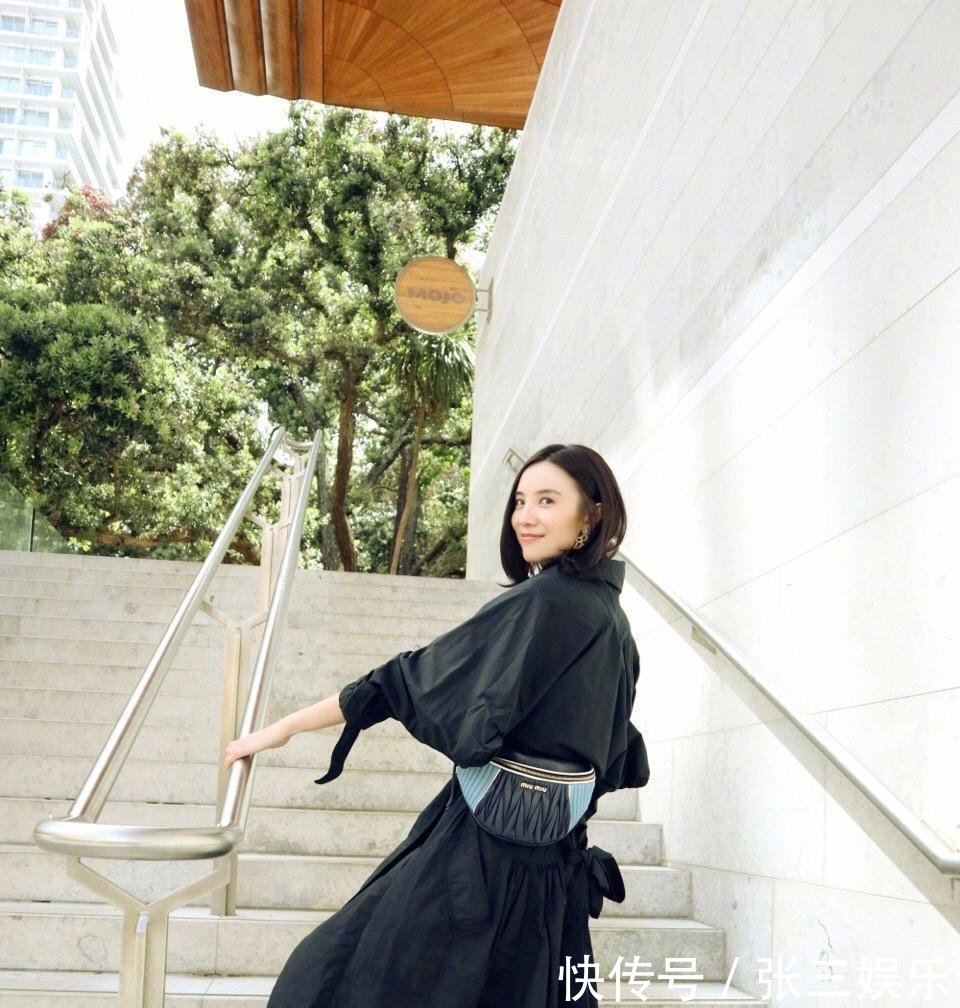 宋佳不过是穿了条运动裤, 就嫩了不止10岁, 网友: 太敢穿了吧?