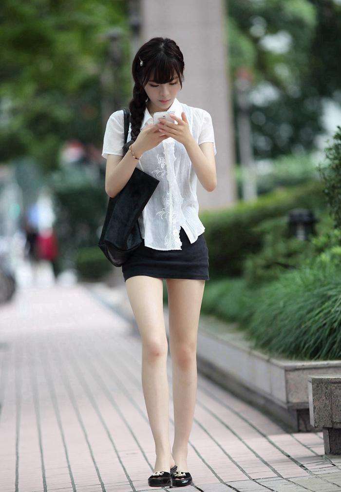 街拍：扎辫子的女生, 身材虽然瘦, 但上下比例匀称真心养眼呢