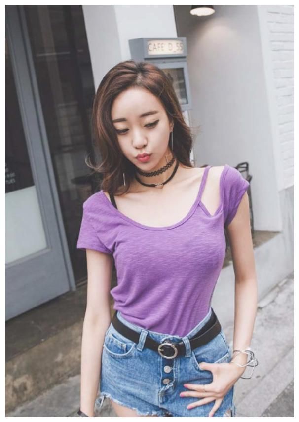 街拍：图一穿“小背心”，展现高挑身材，真是时髦又魅力！