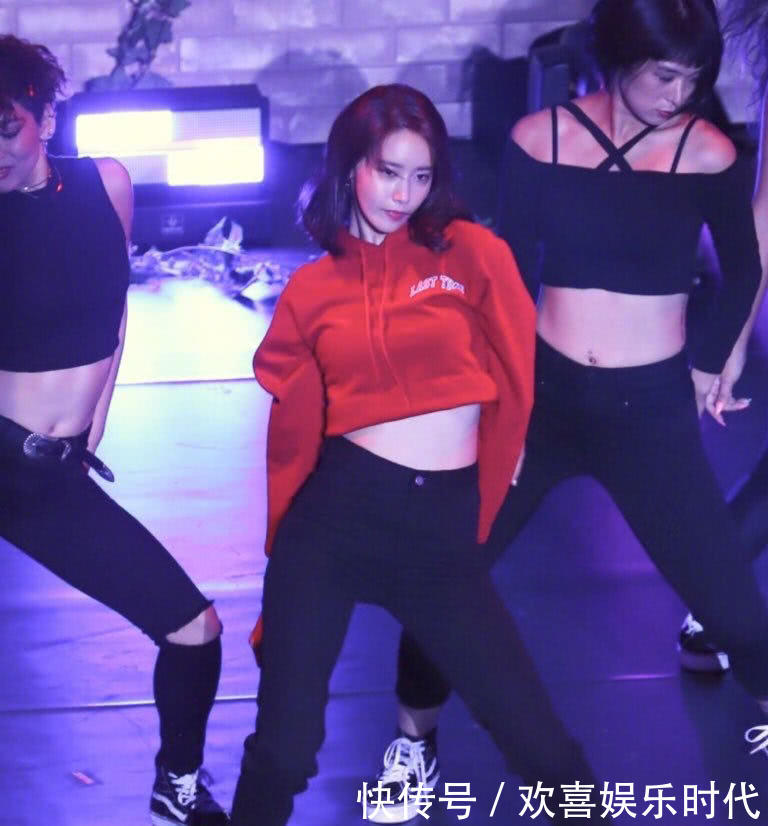 林允儿超短红色卫衣配紧身裤,大跳热舞秀身材,却不慎露出内衣