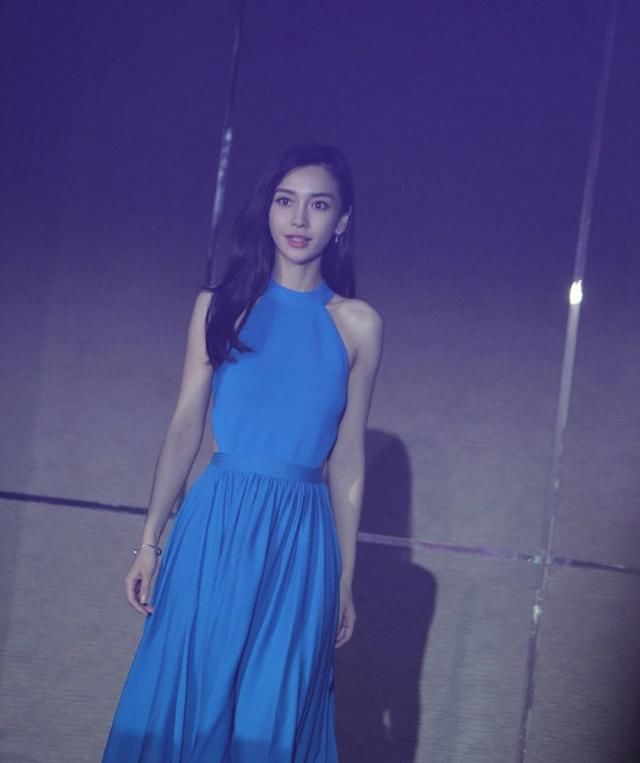 Angelababy又穿蓝裙出席活动，未修图照片流出，惊艳众人！
