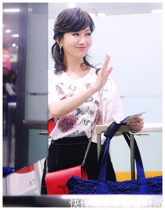 赵雅芝身穿大学生流行服饰，返老还童40岁，藏不住其优雅气质
