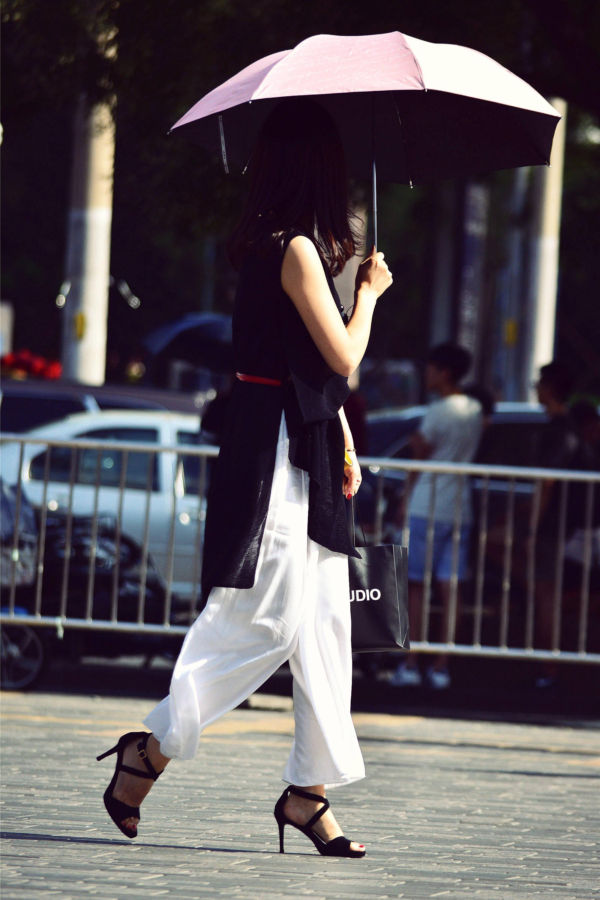 在这个穿高跟鞋逛街的季节里，你会选择怎样的款式呢？