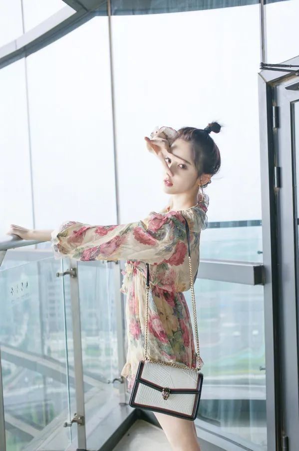 心痛| 娜扎这本发型教科书也踩雷了?这样扎丸子头简直自寻死路...