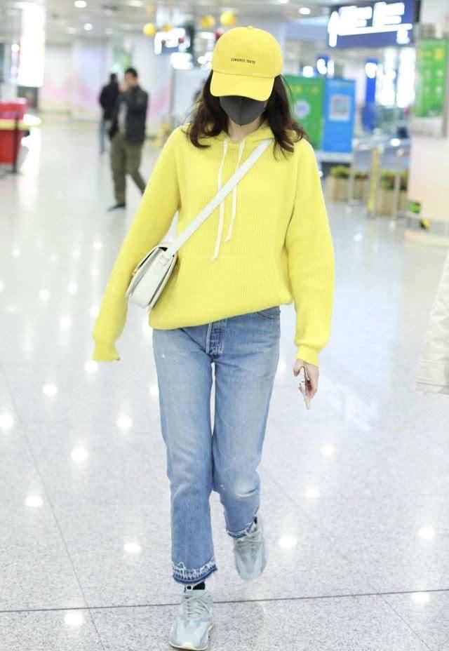 「王鸥」王鸥美出新高度,穿鹅黄卫衣塞半个衣角凹造型,依旧清新女神