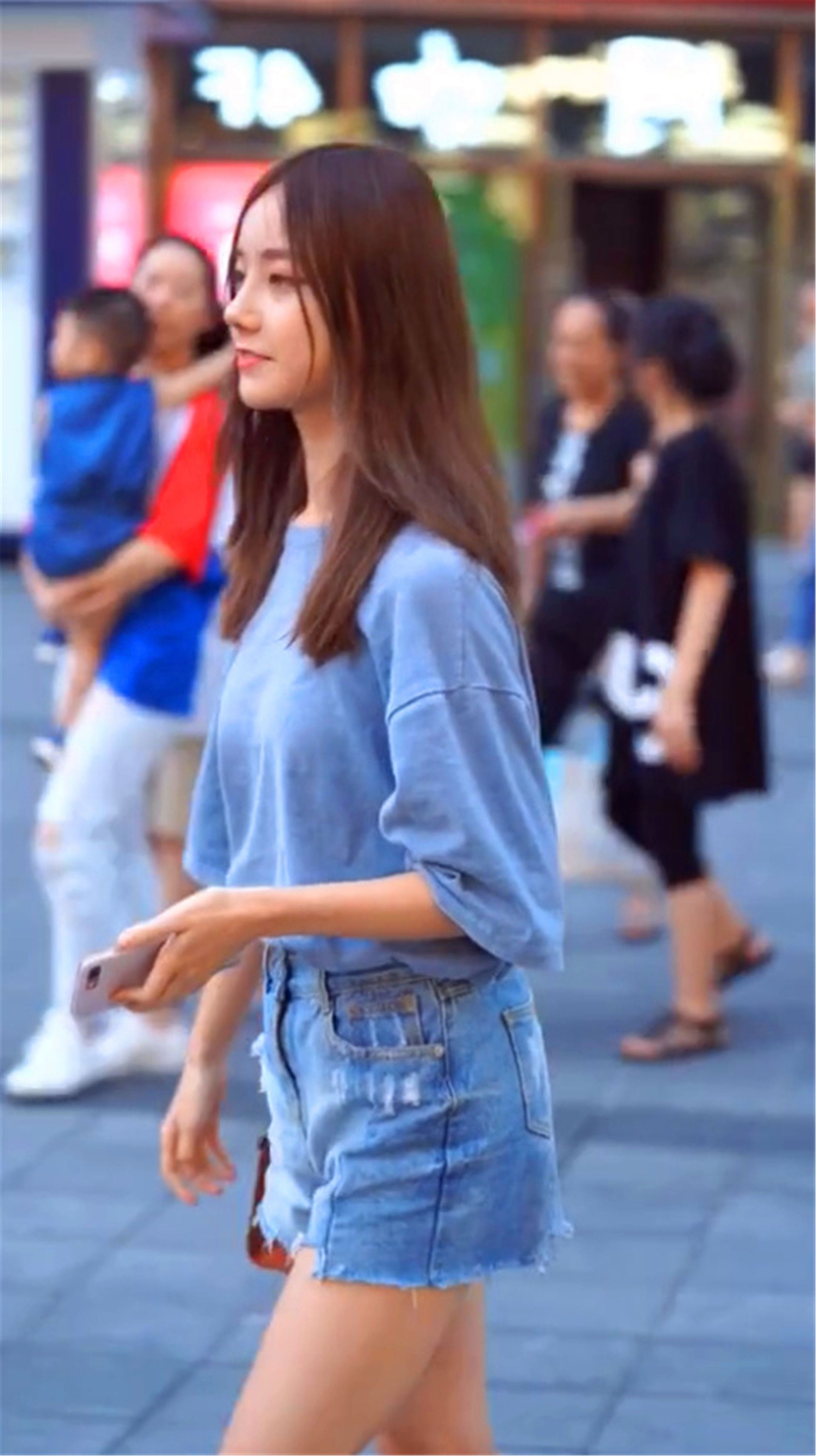 街拍:最后一位美女衣不遮体，和她一起逛街是种“折磨”!