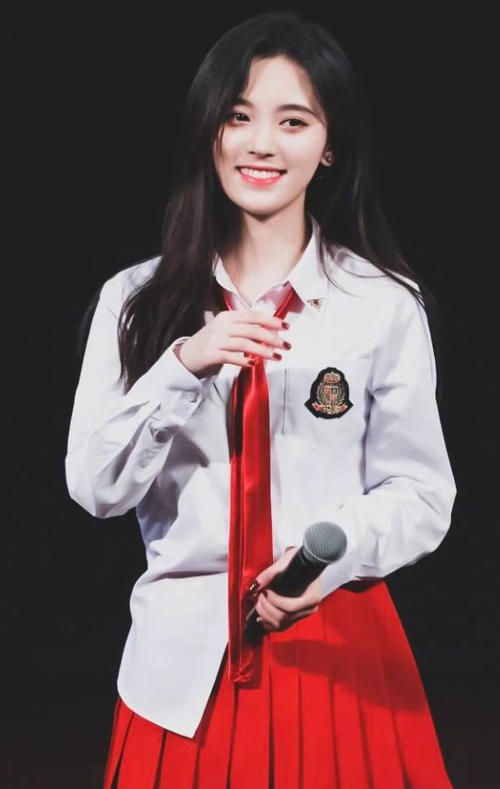 她顶着错误名号意外走红，黑料不断却发展很好，气质清纯穿搭时尚