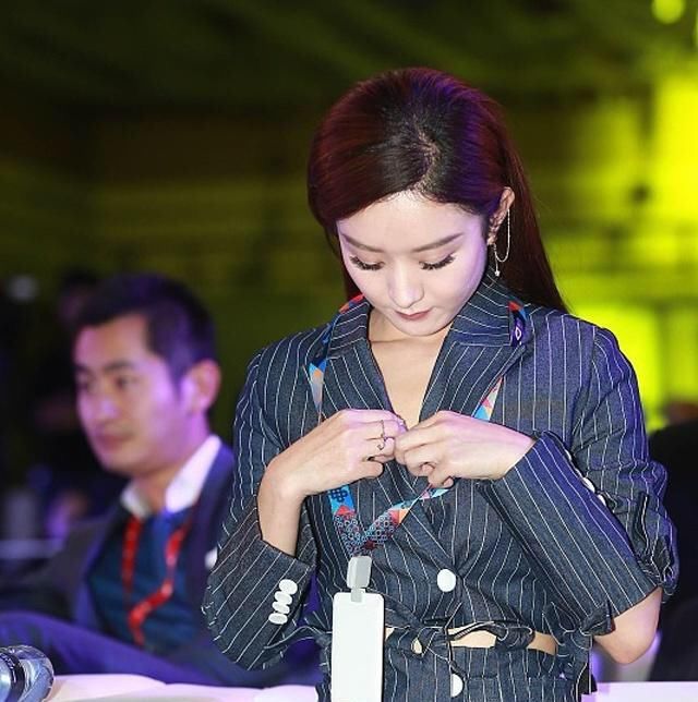 网传与冯绍峰拍拖怀孕，她情商上线，用两张图就说明了真相