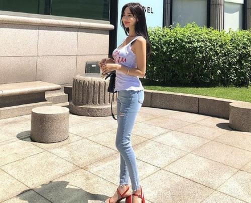 身材好的小姐姐穿什么都好看，紧身牛仔裤秀出女人独特韵味！