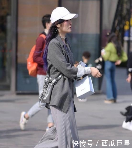 『风采』街拍:肤如凝脂的美女,一条白色的连衣裙,时尚女神风采迷人