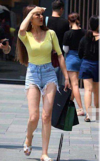 路人街拍: 长发小姐姐靓丽的紧身打扮, 太好看了, 简直美炸了!