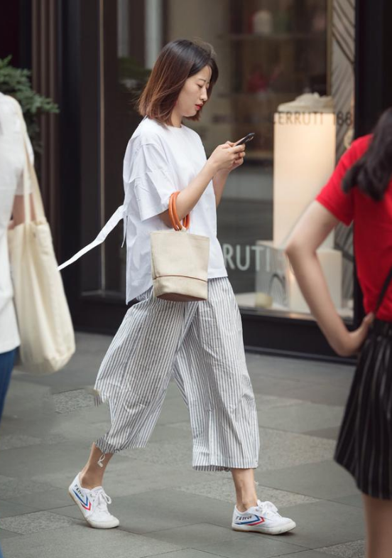 街拍：图1让人心动，图2玲珑身材，图3我是真的想做她老公！