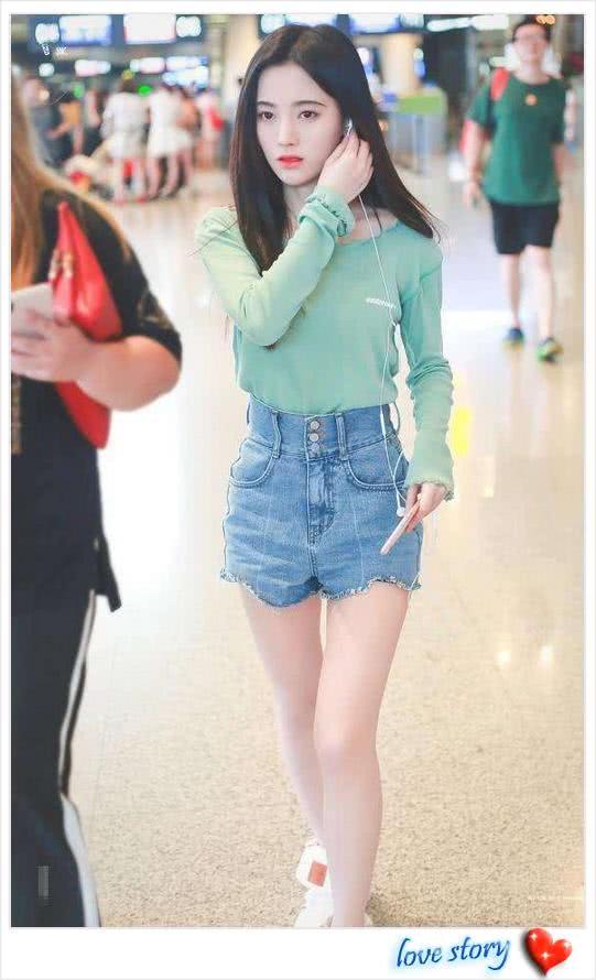 鞠婧祎紧身短裤秀细腿，但中间这条缝太尴尬了，网友：只怪她太瘦