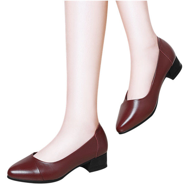 女人过了40岁就别老穿恨天高，当下更流行这样的，尤其是第4款