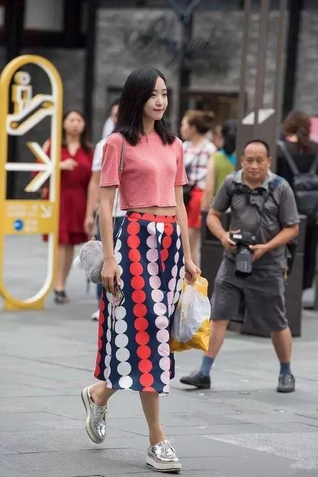 街拍：美女一袭长裙，展示高挑性感好身材，散发出青春活力气息！