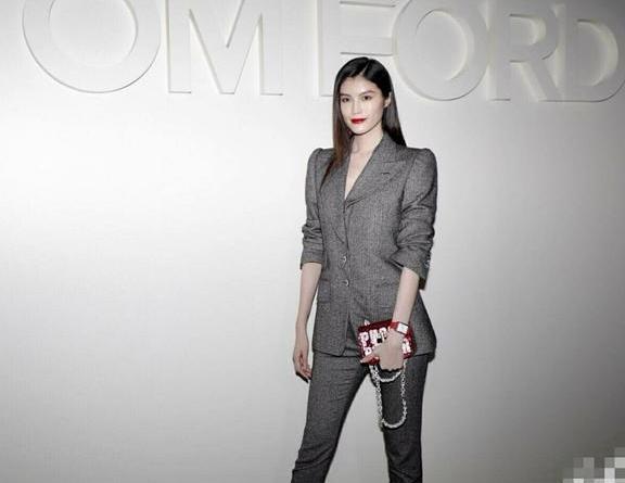 张钧甯景甜何穗孟美岐亮相纽约时装周, 罕见同框, 网友: 差距真大