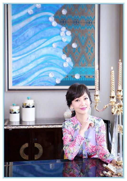 本以为42岁赵薇穿印花裙够嫩了，可看到63岁赵雅芝，我沉默了！