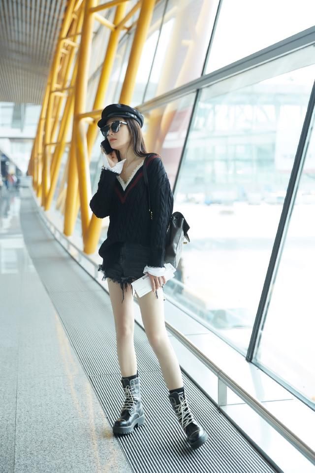 “娘娘”秦岚穿白裙减龄了不止5岁？俏皮打扮出发看秀，抢眼十足