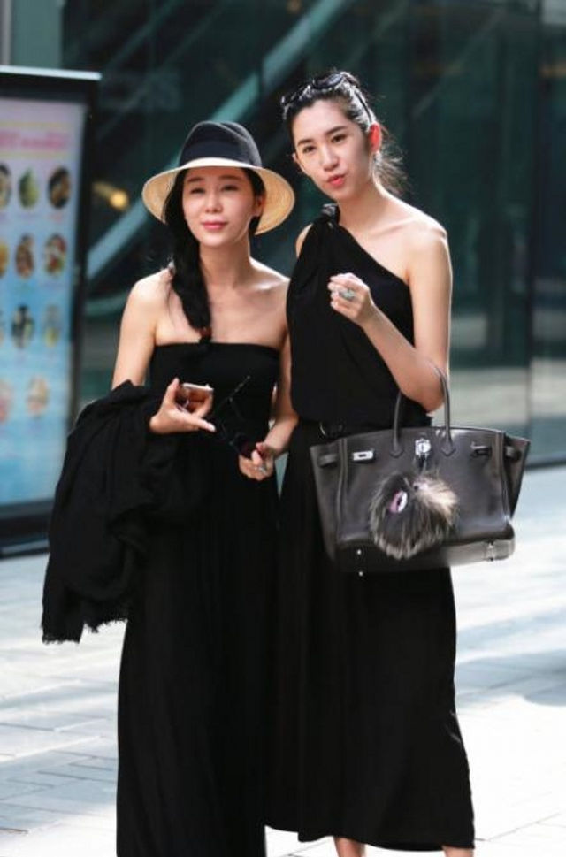 「美女」路人街拍,美女很懂时尚,穿黑色的一字肩连衣裙,充满着魅力