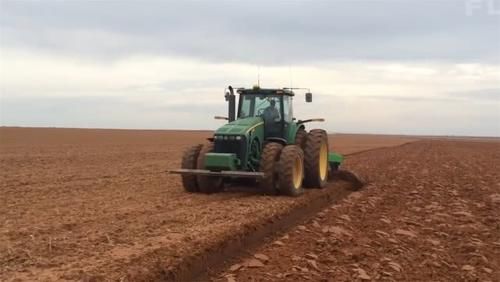 农村小哥自制“摩托车”松土机，300元造一台，一天松土6亩地