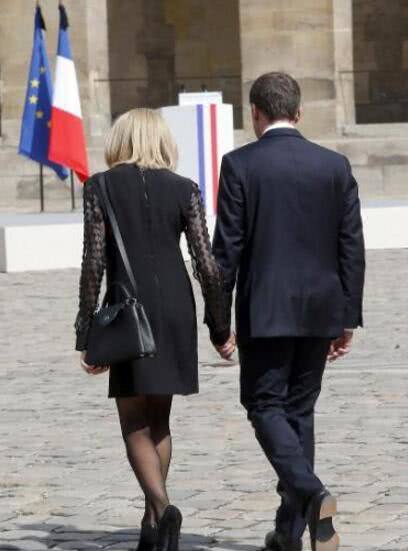 法国第一夫人穿着大胆，hold住薄纱短裙，65岁真是逆龄代表