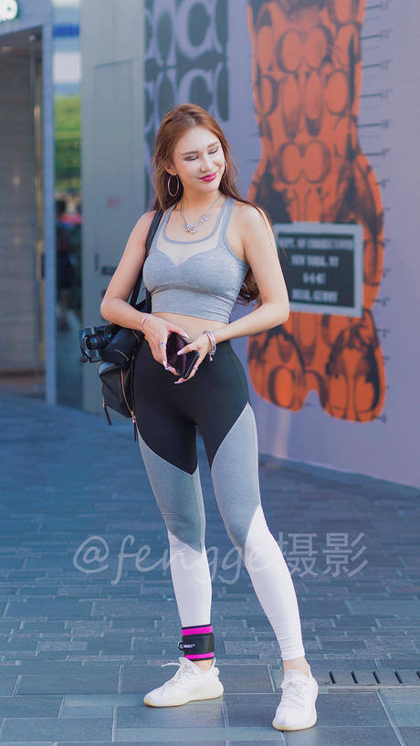 街拍: 穿紧身瑜伽裤的小美女, 身材真棒, 好像还是个小明星呢