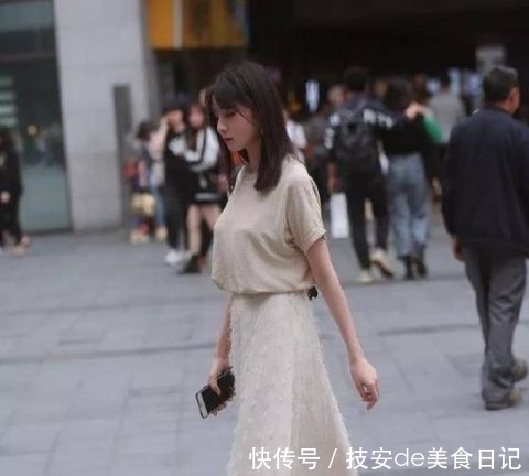 『美女』街拍:丹唇外朗的美女,一件浅色一字肩配牛仔热裤,青春活力气质