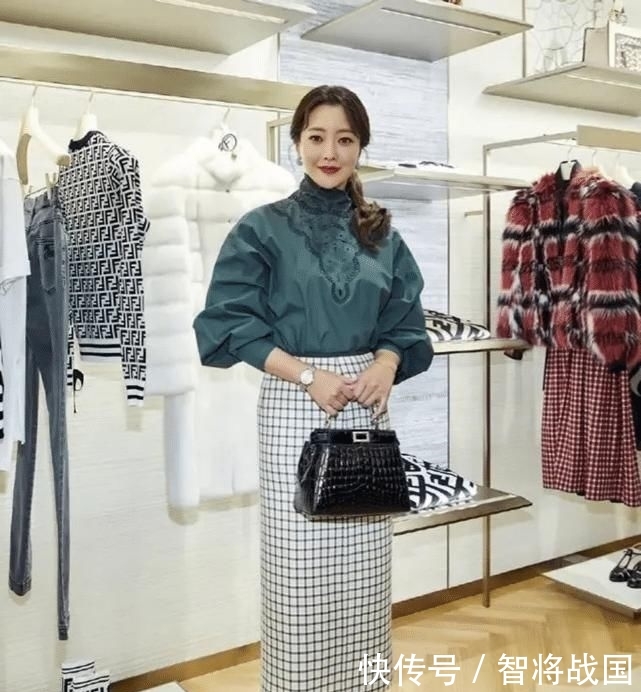 『裸色』号称“第一美女”的她,裸色印花连衣裙配长卷发,果然美得不一般