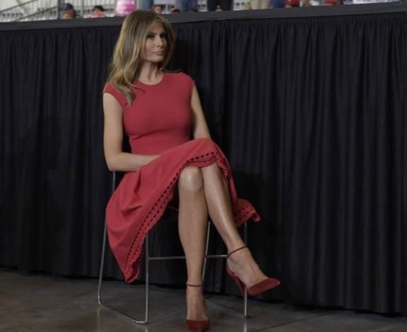 第一夫人穿红裙:西班牙王后微卷马尾少女样，65岁法国夫人热情!